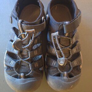 Keens Youth size 5